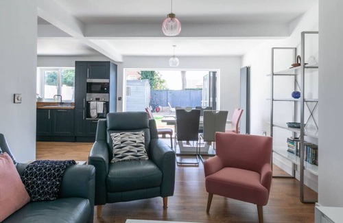 Broadstairs House | Family Bungalow with huge kitchen | Parking