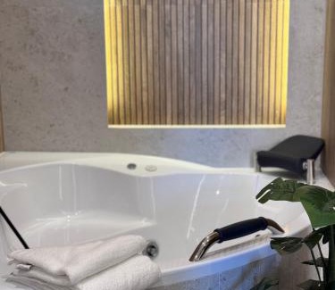 Ursynow Apartment | Family & Business Apartments PREMIUM SPA No 3 - 2 Bedroom with Private Jacuzzi, Balcony, Parking