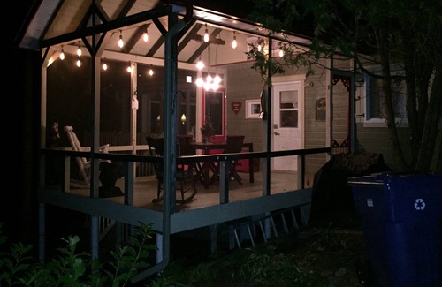 Mauricie Ski Chalet | Family chalet directly on the edge of the lake.
