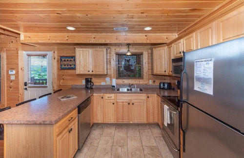 Gatlinburg - Pigeon Forge Cabin | Family Cabin in Wears Valley:13 Guests, Hot Tub, Arcade, 10 Min to Pigeon Forge, Free Tickets!