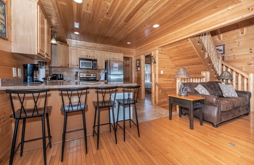 Gatlinburg - Pigeon Forge Cabin | Family Cabin in Wears Valley:13 Guests, Hot Tub, Arcade, 10 Min to Pigeon Forge, Free Tickets!