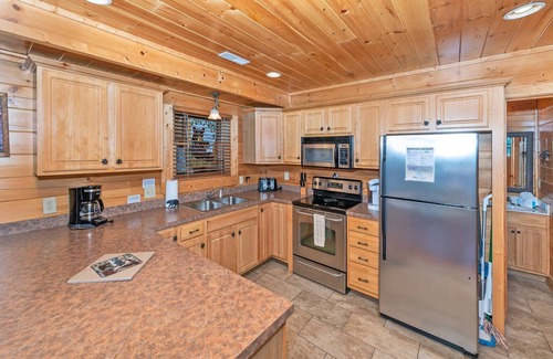 Gatlinburg - Pigeon Forge Cabin | Family Cabin in Wears Valley:13 Guests, Hot Tub, Arcade, 10 Min to Pigeon Forge, Free Tickets!