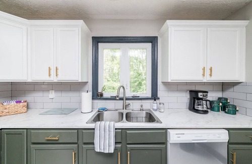 Peakland House | Family Comfort: Sauna, WFH Setup, Central Location