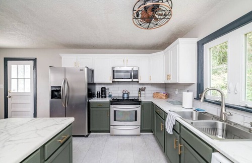 Peakland House | Family Comfort: Sauna, WFH Setup, Central Location