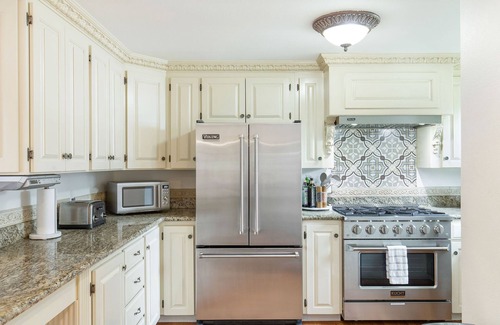 Central Tacoma House | Family compound in North Tacoma! Large house, guest house, game room, koi pond!