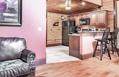Pigeon Forge Cabin | Family Cozy Hideaway with Pool Table and Grill