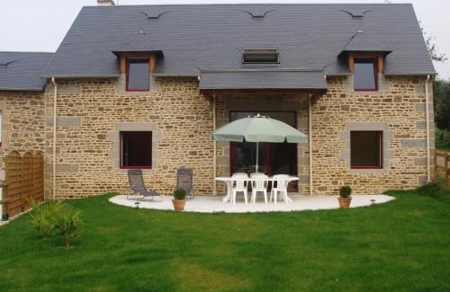 Isigny-le-Buat House | Family Escape with Terrace, cleaning included