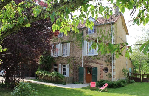 Chateau-Renard House | Family estate with manor house and outbuilding, fireplace, billiards table