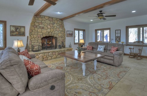Morganton Cabin | Family Farmhouse - Blue Ridge, GA