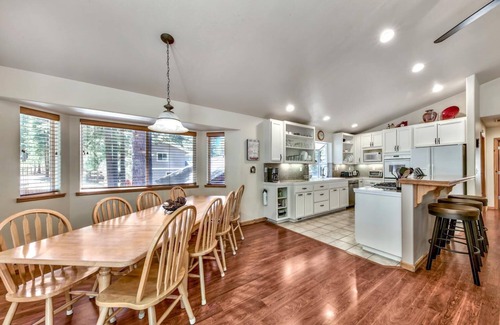 Pioneer Trail House | Family Favorite - Big Yard, Hot Tub, EV Charger, Pets, Trails