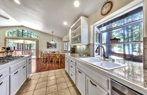 Pioneer Trail House | Family Favorite - Big Yard, Hot Tub, EV Charger, Pets, Trails