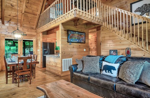 Gatlinburg - Pigeon Forge Cabin | Family Favorite/5 Star/Hot Tub/Fire Pit/Pool Access/View/Pets Ok/Game Room
