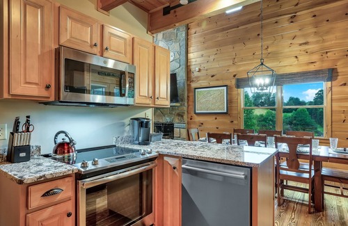 Gatlinburg - Pigeon Forge Cabin | Family Favorite/5 Star/Hot Tub/Fire Pit/Pool Access/View/Pets Ok/Game Room