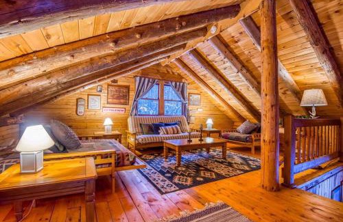 Bethlehem House | Family-Focused & Pet-Friendly Log Cabin with 4BR 2BA Sleeps 10