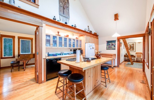 Bainbridge Island House | Family-Friendly Home with Woodland Views, Fireplace & Free WiFi - Walk to Beach