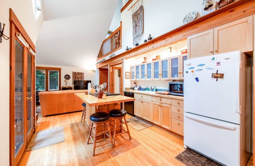 Bainbridge Island House | Family-Friendly Home with Woodland Views, Fireplace & Free WiFi - Walk to Beach