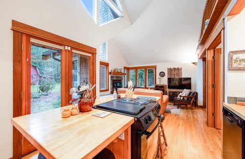 Bainbridge Island House | Family-Friendly Home with Woodland Views, Fireplace & Free WiFi - Walk to Beach