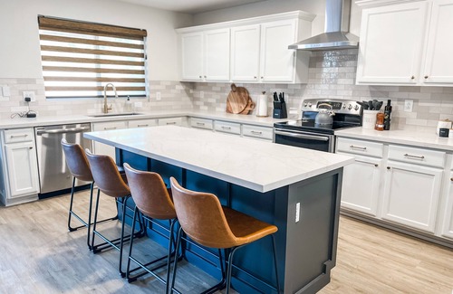 Estrella Village House | Family friendl 4 BR + king bed + outdoor dinning!