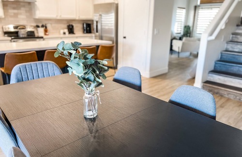 Estrella Village House | Family friendl 4 BR + king bed + outdoor dinning!