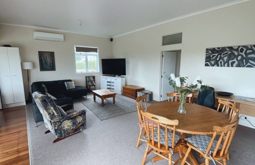 Mangawhai Heads House | Family friendly Clifftop home - 2 mins walk to beach, One price up to 16 people