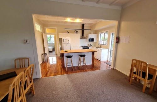 Mangawhai Heads House | Family friendly Clifftop home - 2 mins walk to beach, One price up to 16 people