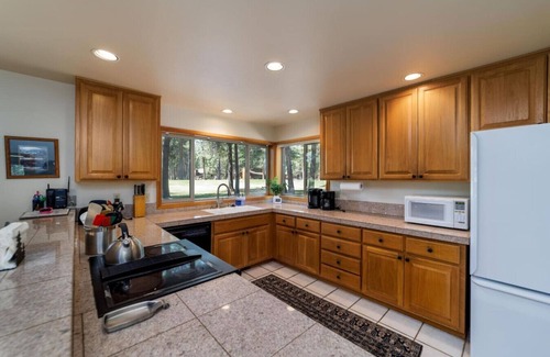 Black Butte Ranch House | Family-Friendly 3BR Hot Tub Golf Course View