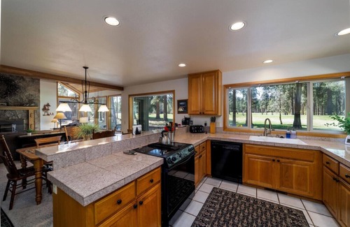Black Butte Ranch House | Family-Friendly 3BR Hot Tub Golf Course View