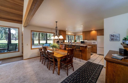 Black Butte Ranch House | Family-Friendly 3BR Hot Tub Golf Course View