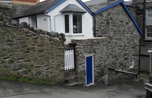 Barmouth House | Family friendly 1711 stone built cottage in town centre