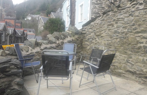 Barmouth House | Family friendly 1711 stone built cottage in town centre