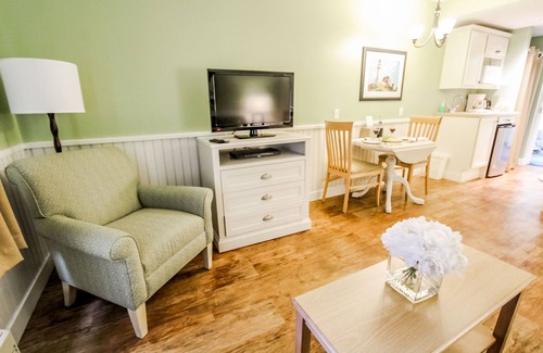 West Yarmouth Condo | Family-Friendly 1BR Condo w/Pools & Kitchenette