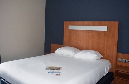 Made House | Family-Friendly 2 Units in Made | Outdoor Fun & Local Dining Close By