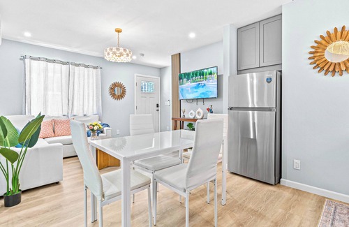 McCully - Moiliili House | Family-friendly 2BD 2BA 2 Parkings Honolulu Home