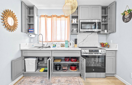 McCully - Moiliili House | Family-friendly 2BD 2BA 2 Parkings Honolulu Home