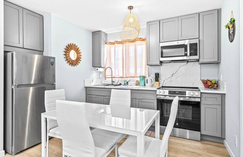 McCully - Moiliili House | Family-friendly 2BD 2BA 2 Parkings Honolulu Home