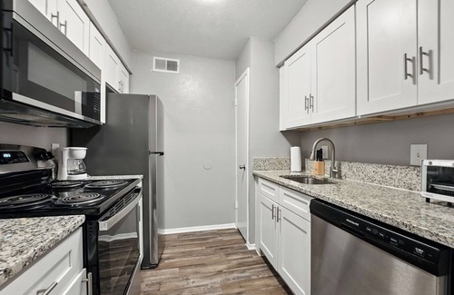 Southridge Apartment | Family-Friendly 2Bd Midterm Stay I Parking Onsite