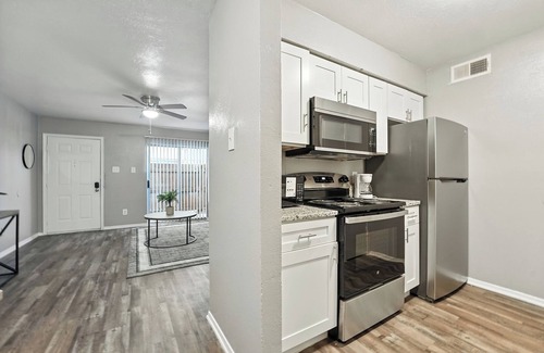 Southridge Apartment | Family-Friendly 2Bd Midterm Stay I Parking Onsite