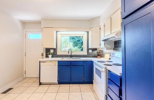 Hamilton Apartment | Family-Friendly 2BR Sleeps 6