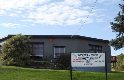Orbost Cottage | Family friendly 3 bedroom apt. pet friendly. Private setting