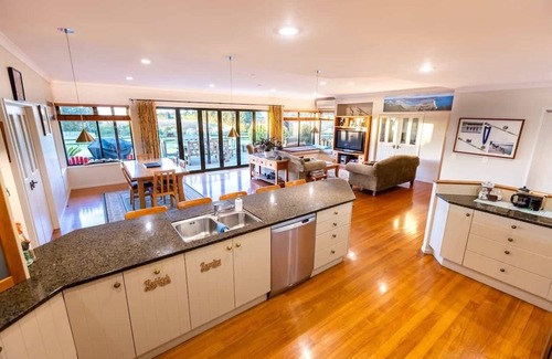 Bombay Bed & Breakfast | Family Friendly 3 Bedroom Farmhouse with Spa Pool