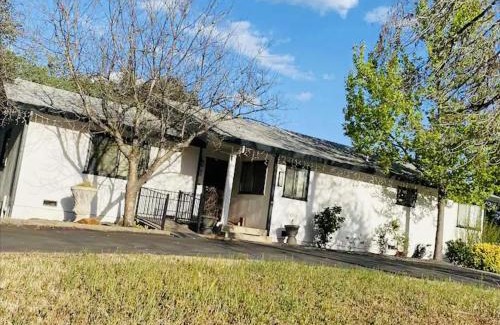 North Auburn House | Family friendly, 3 bedroom house, with king bed for up to 15 - BBQ - Internet - jet tub