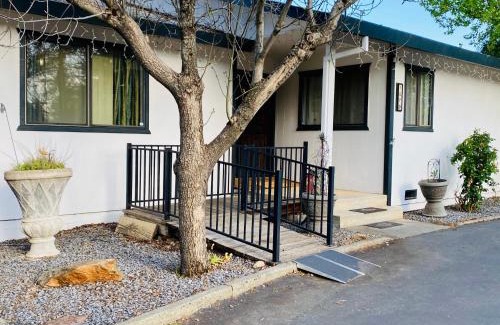 North Auburn House | Family friendly, 3 bedroom house, with king bed for up to 15 - BBQ - Internet - jet tub