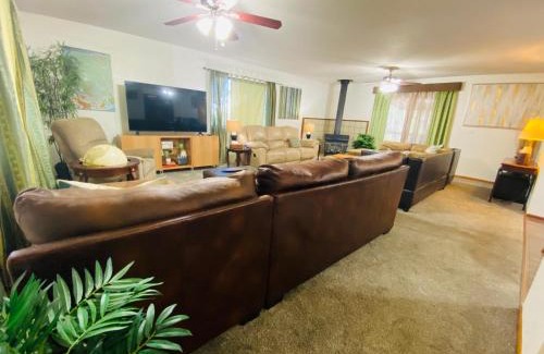 North Auburn House | Family friendly, 3 bedroom house, with king bed for up to 15 - BBQ - Internet - jet tub