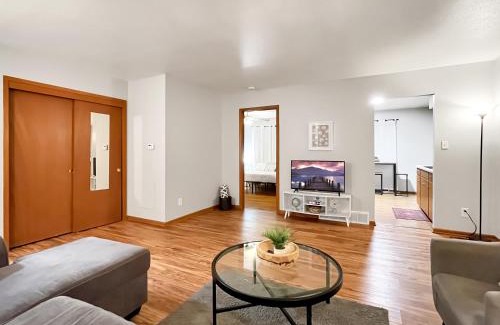 Des Moines House | Family Friendly 3 Br 2 Bath Duplex Sleeps 9!