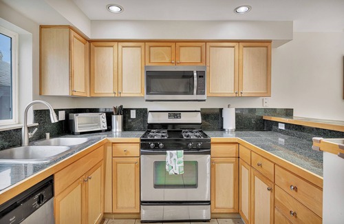 Interbay House | Family Friendly 3BR Minutes from Downtown