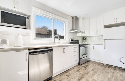Niagara Falls House | Family Friendly 4BR and 6BD 4 Mins To Falls and Casino