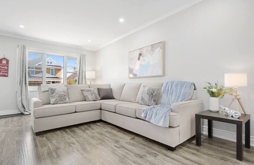 Niagara Falls House | Family Friendly 4BR and 6BD 4 Mins To Falls and Casino