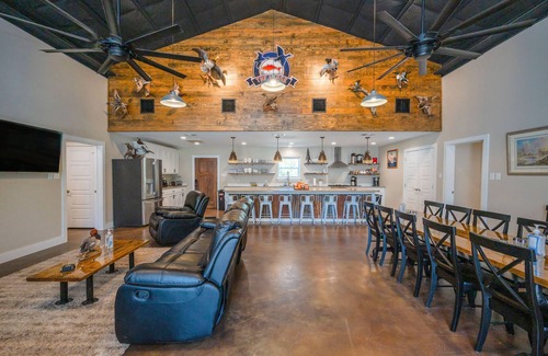 Rockport House | Family friendly 4bd/4b Lodge located minutes from Goose Island State Park