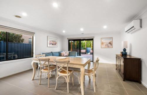 Grovedale House | Family-Friendly 4BR Mount Duneed Manor