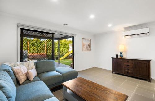 Grovedale House | Family-Friendly 4BR Mount Duneed Manor